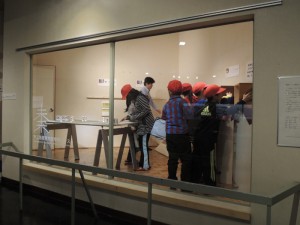 展示ケース内に設置された情報ブース